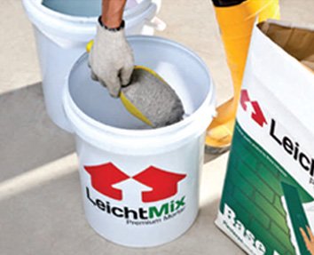 Tuangkan bubuk LeichtMix perlahan-lahan ke dalam ember, dengan rasio pencampuran yang disarankan pada kemasan.