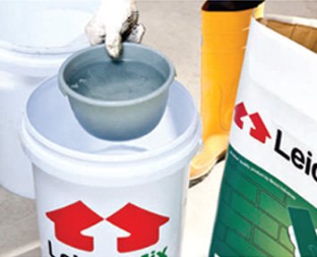 Tambahkan air ke dalam ember pencampur yang tepat.	